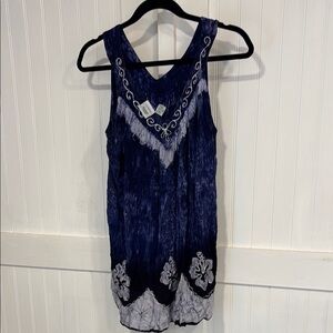 Rainforest Cafe Blue & White V-neck, floral tank with Embroidery size L.